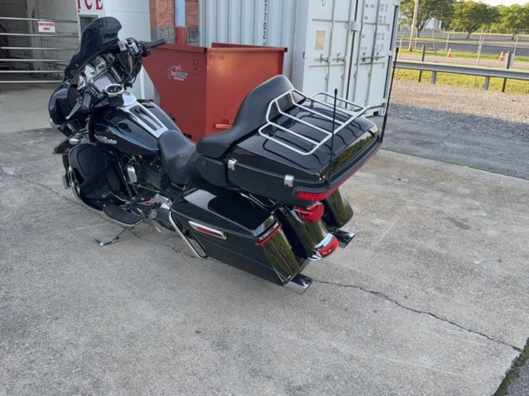 #3017-•-2015-harley-davidson-flh-motor-cycle-image-9