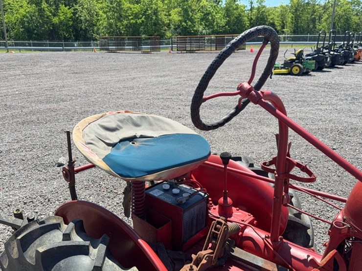 #3073-•-farmall-cub-tractor-image-9