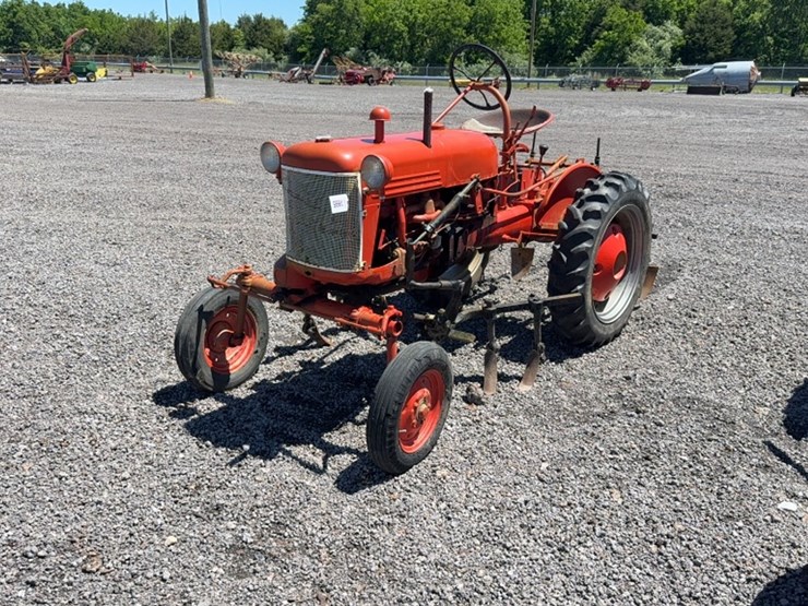 #3070-•-farmall-cub-tractor-image-1