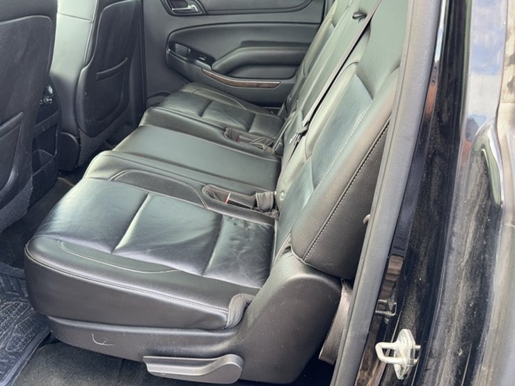 2015-chevrolet-suburban-image-12
