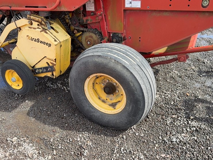new-holland-br740-image-6