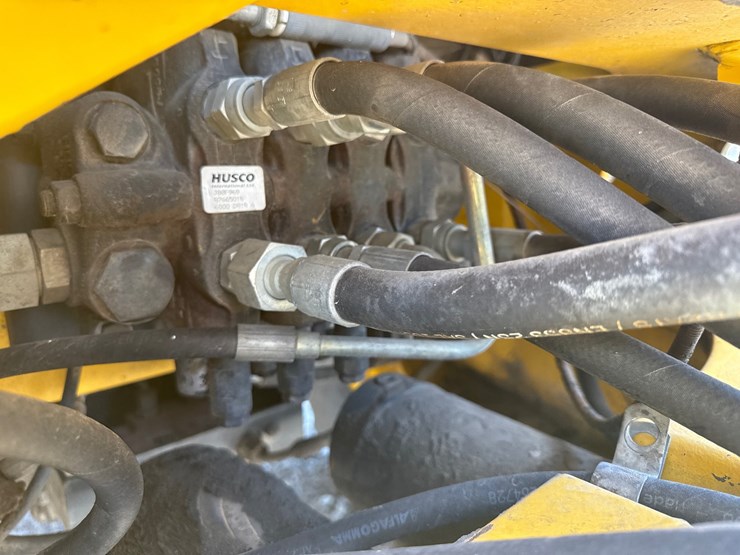 2009-new-holland-b95b-image-11