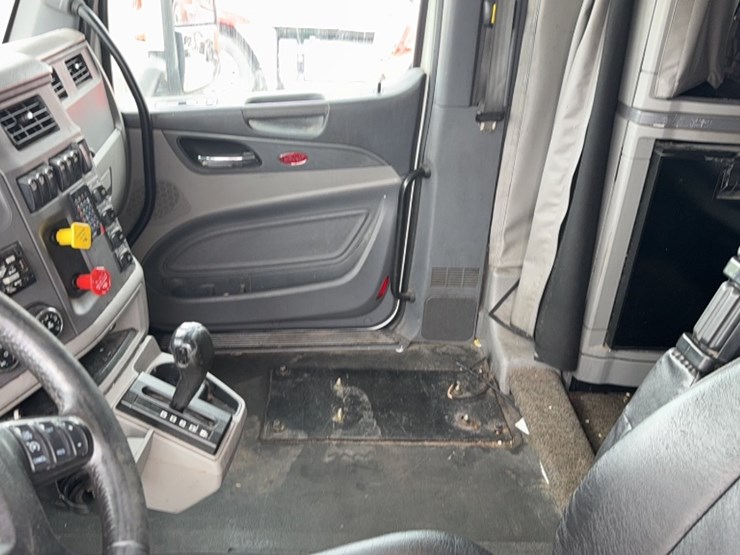 2015-peterbilt-579-image-15