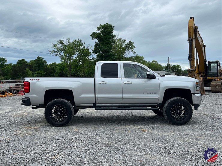 2017-chevrolet-silverado-lt-pickup-truck-image-5