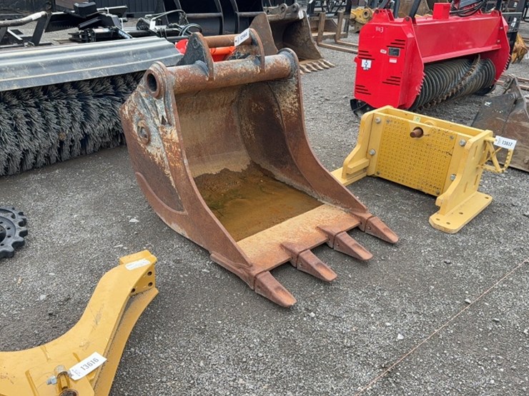 #2001-•-open-s-36"-excavator-bucket-image-1