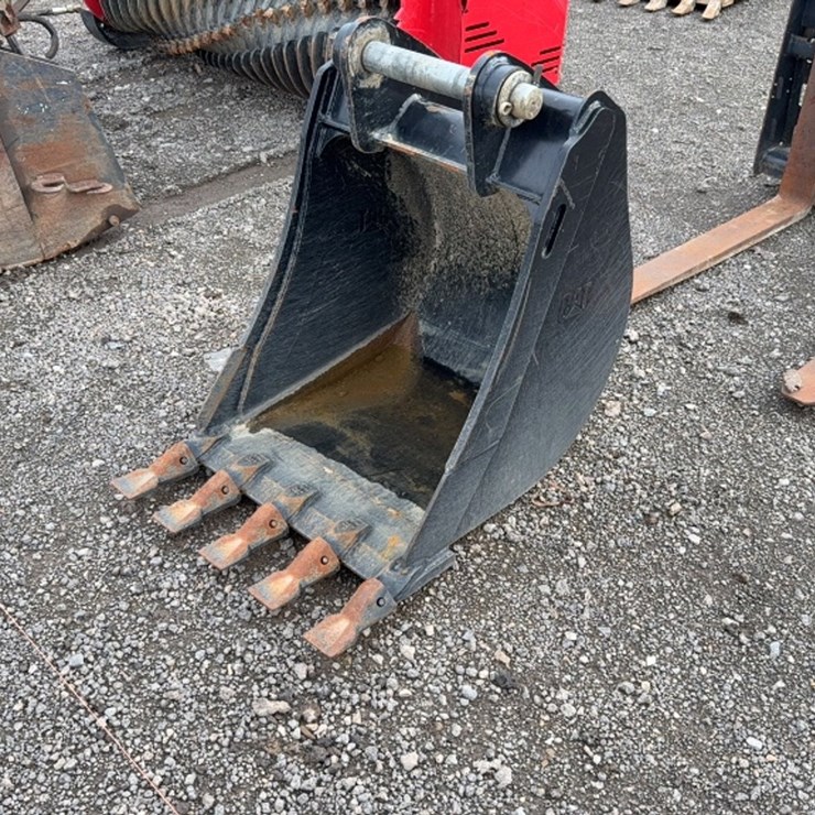 2017 CATERPILLAR 22
