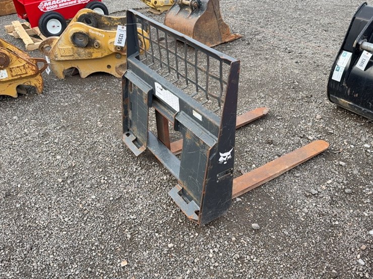 #2016-•-bobcat-36"-skid-steer-pallet-forks-image-2