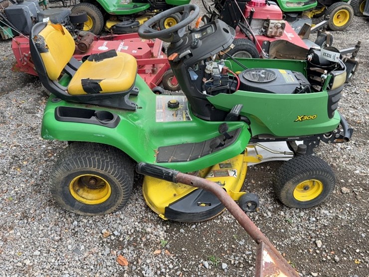 john-deere-x300-image-3