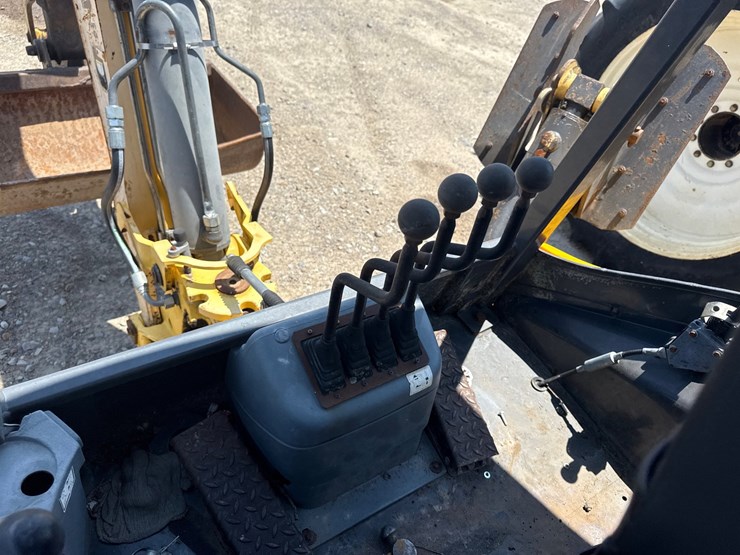 2009-new-holland-b95b-image-32
