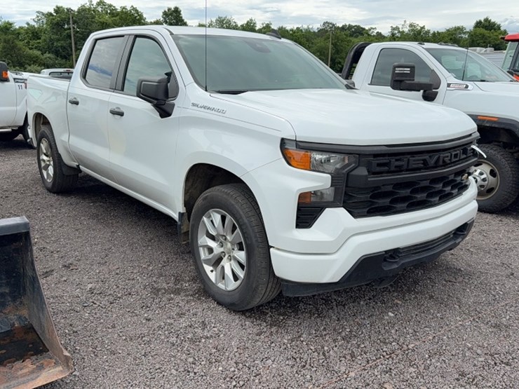 #3014-•-2022-chevy-silverado-pickup-truck-image-3