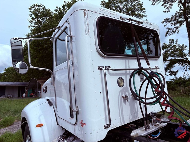 2006-peterbilt-335-image-25
