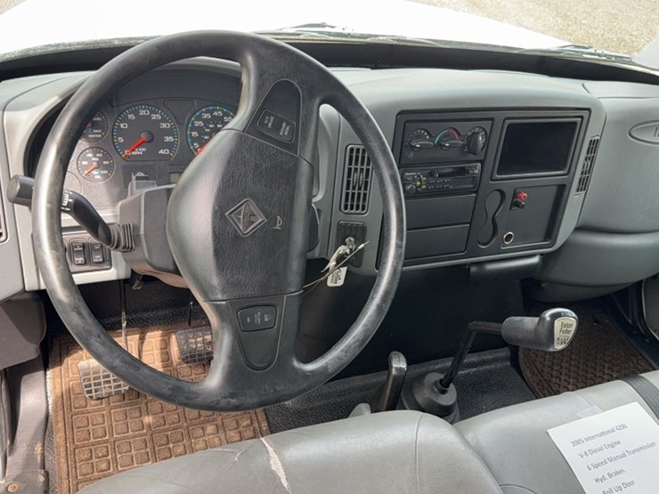 2005-international-durastar-4200-image-19