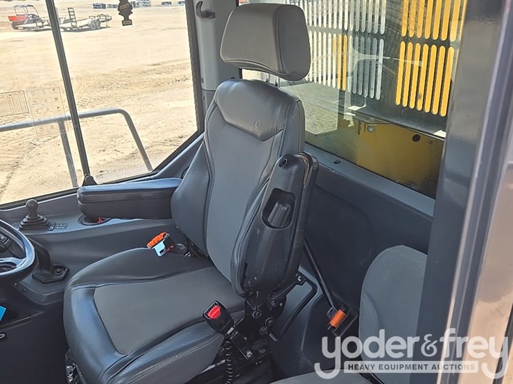 2023-deere-260e-image-51