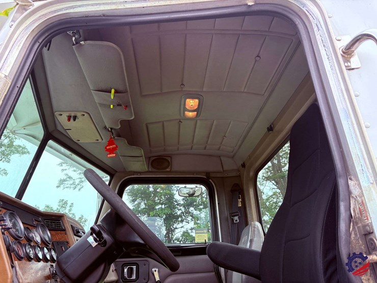 2006-peterbilt-335-image-50