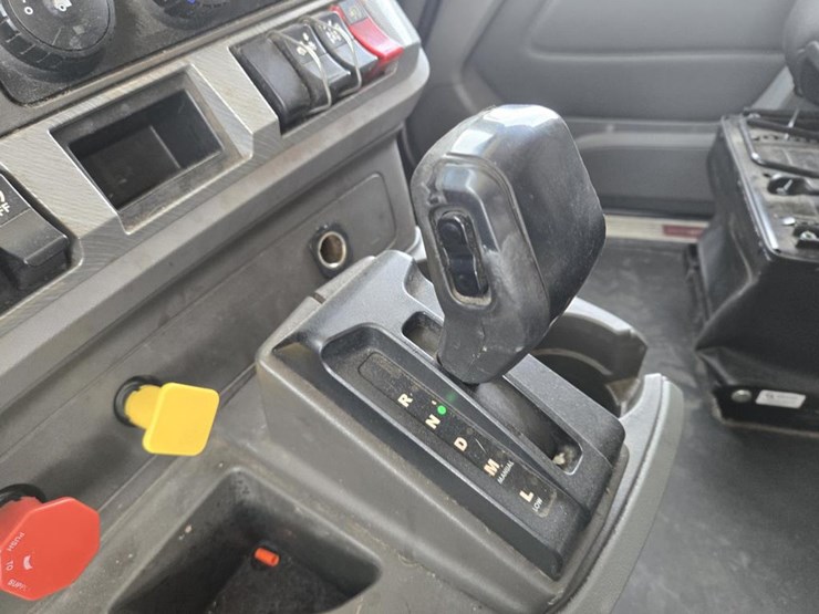 2018-kenworth-t680-image-25