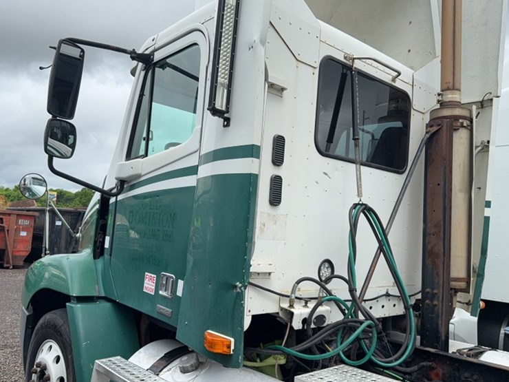 #2106-•-2004-freightliner-single-axle-road-tractor-image-13