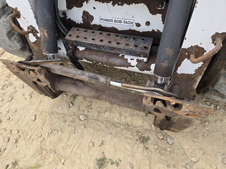 2009-bobcat-s330-image-4