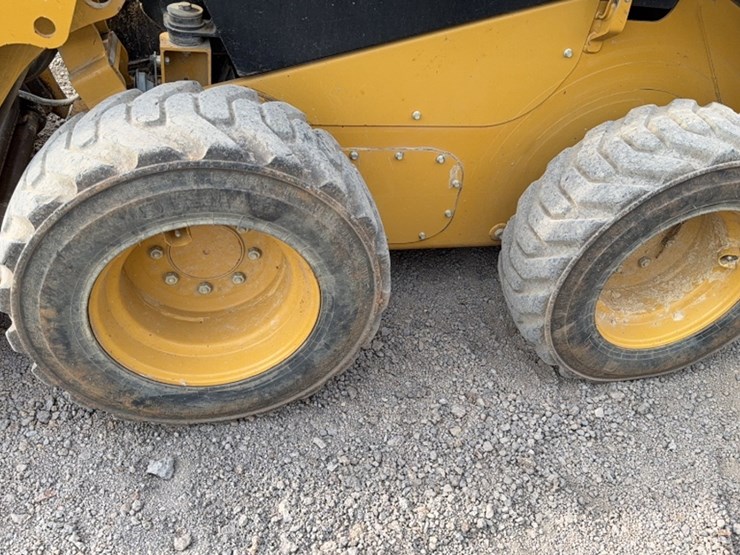 caterpillar-242d-image-13