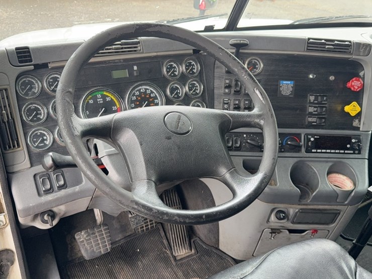 #2107-•-2016-freightliner-tandem-axle-road-tractor-image-14