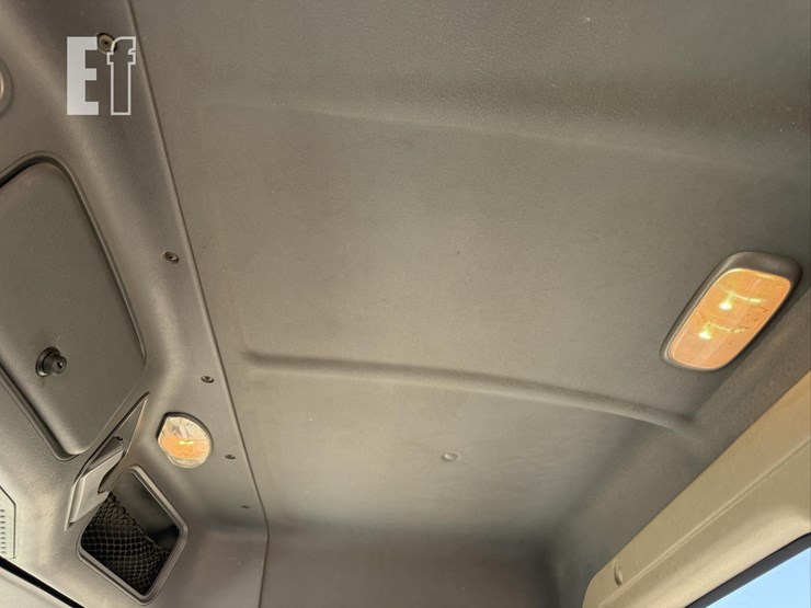 2013-freightliner-cascadia-125-image-39