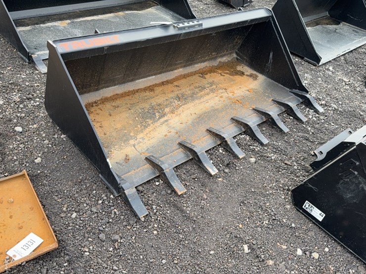 #2062-•-trubilt-66"-skid-steer-smooth-bucket-image-1