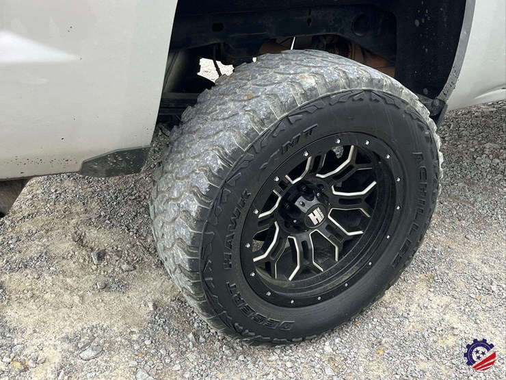 2017-chevrolet-silverado-lt-pickup-truck-image-9