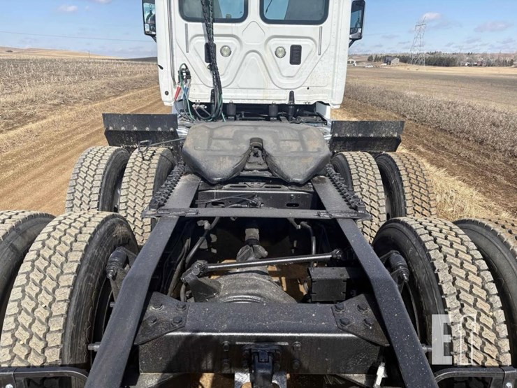 2013-freightliner-cascadia-125-image-7