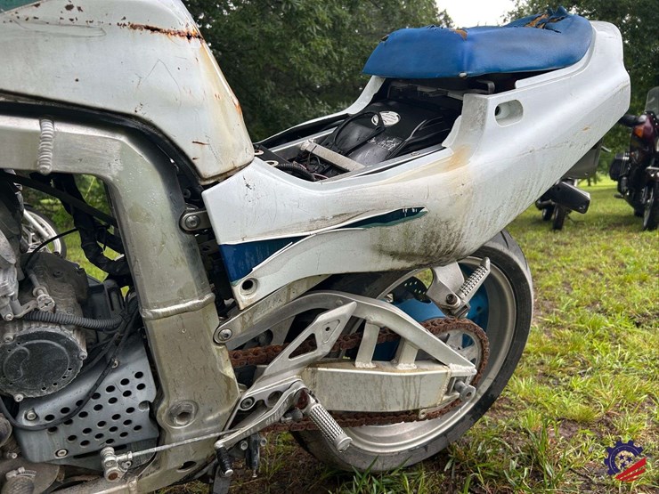 1995-suzuki-gsx-r750w-motorcycle-image-9