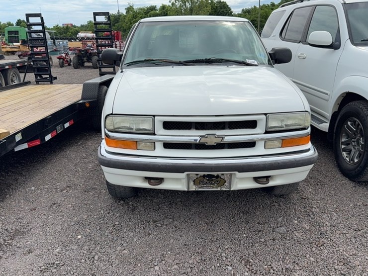 2002-chevrolet-s10-image-2