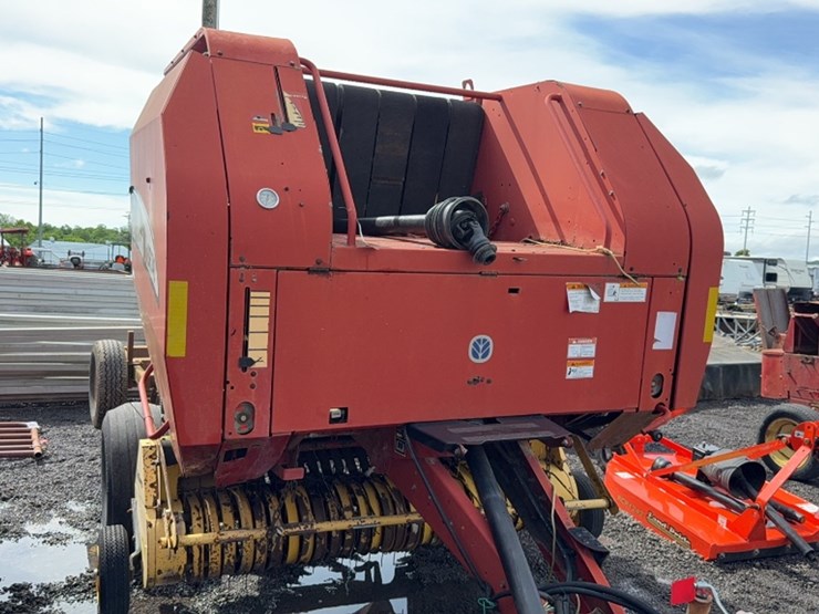 new-holland-br740-image-3