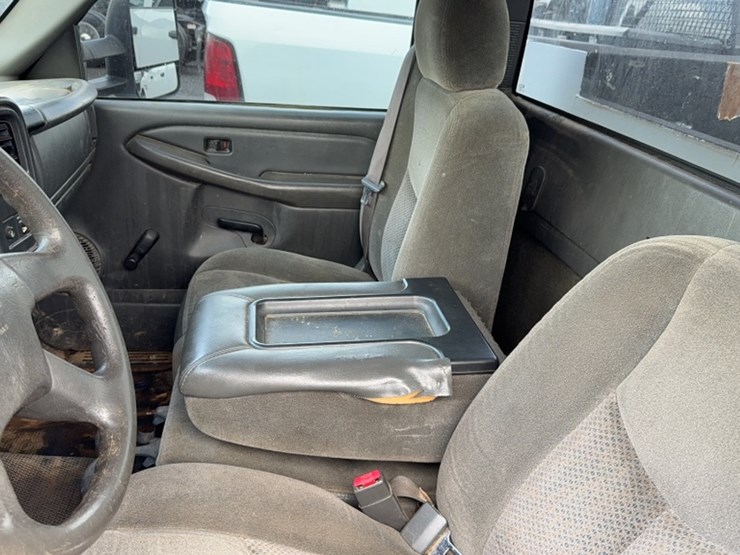 2004-chevrolet-2500-image-17