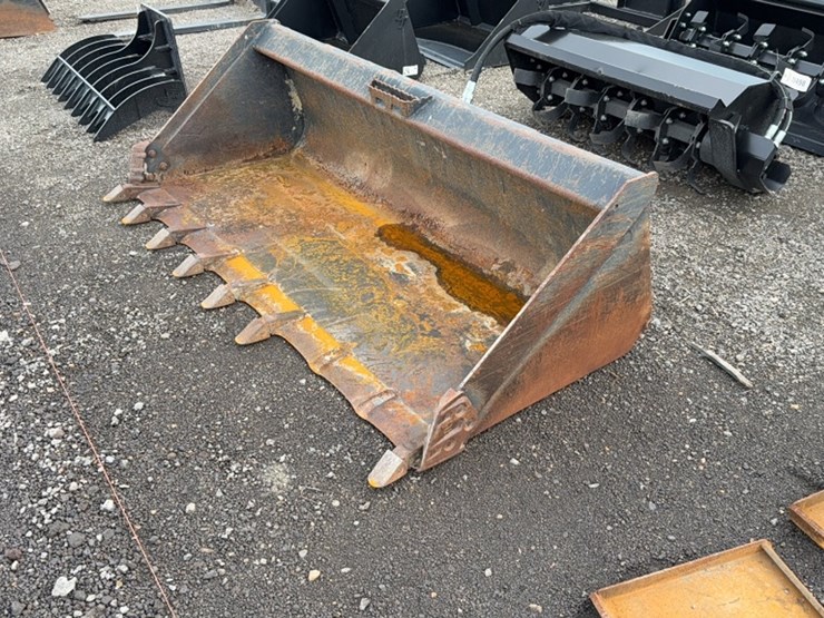 #2052-•-kubota-78"-skid-steer-tooth-bucket-image-2