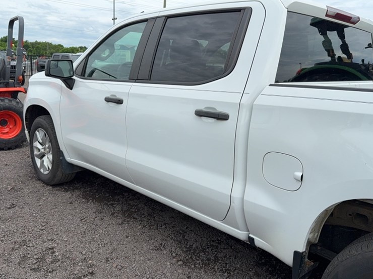 #3014-•-2022-chevy-silverado-pickup-truck-image-12