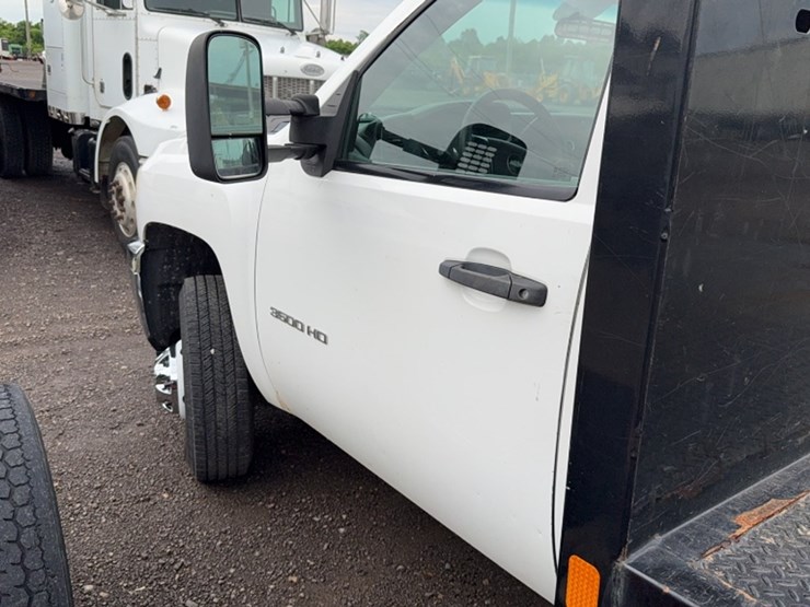 2012-chevrolet-3500-image-10