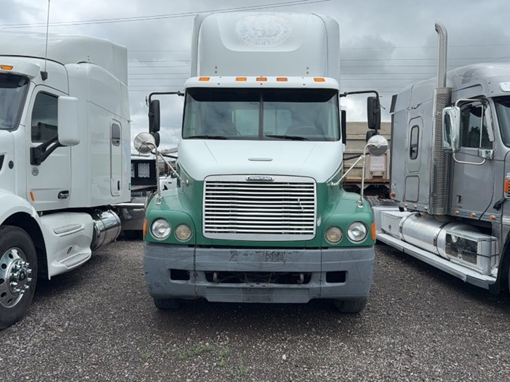 #2106-•-2004-freightliner-single-axle-road-tractor-image-2