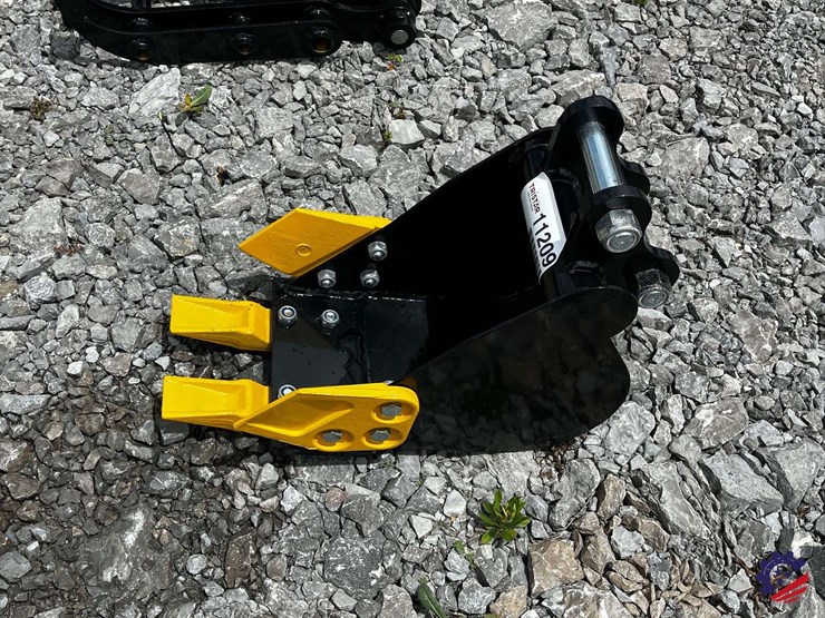 unused-2026-ce-8in-toothed-bucket-image-4