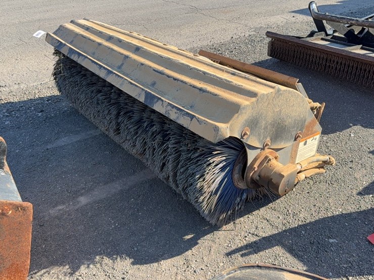 #2003-•-bobcat-88"-skid-steer-angle-broom-image-2