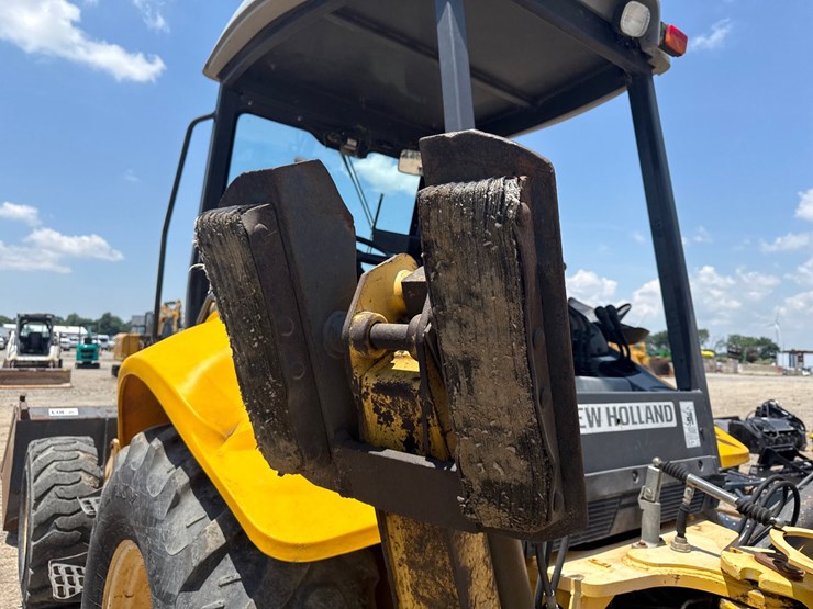 2009-new-holland-b95b-image-12