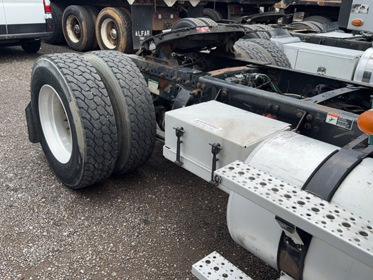 #2106-•-2004-freightliner-single-axle-road-tractor-image-5