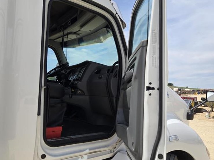 2018-kenworth-t680-image-6