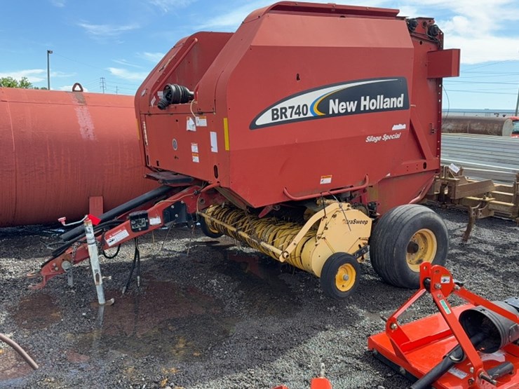 new-holland-br740-image-1