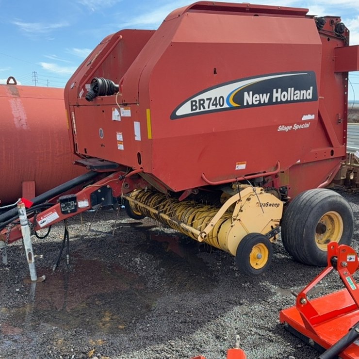 NEW HOLLAND BR740