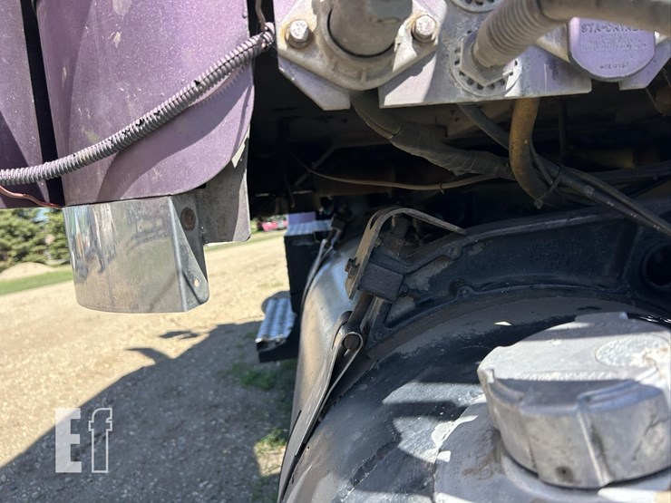 2000-freightliner-fld120-image-33