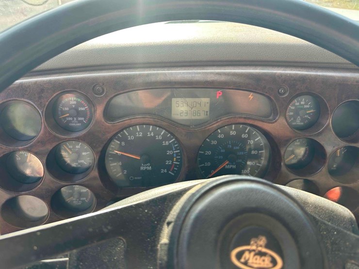 2001-mack-ch613-image-34
