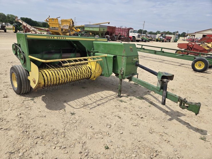 john-deere-336-image-1