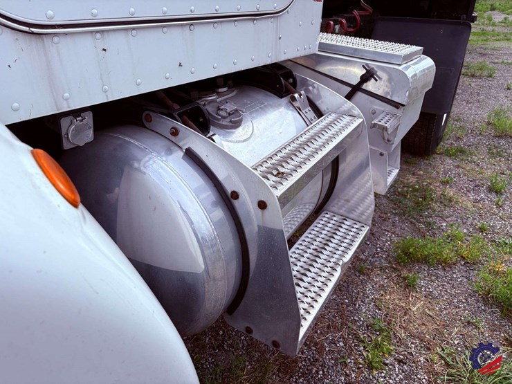 2006-peterbilt-335-image-10