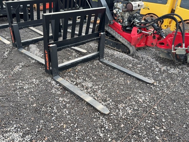 #2072-•-42"-skid-steer-pallet-forks-image-2