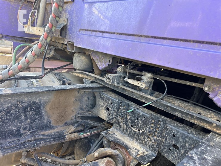 2015-volvo-vnl42t670-image-16