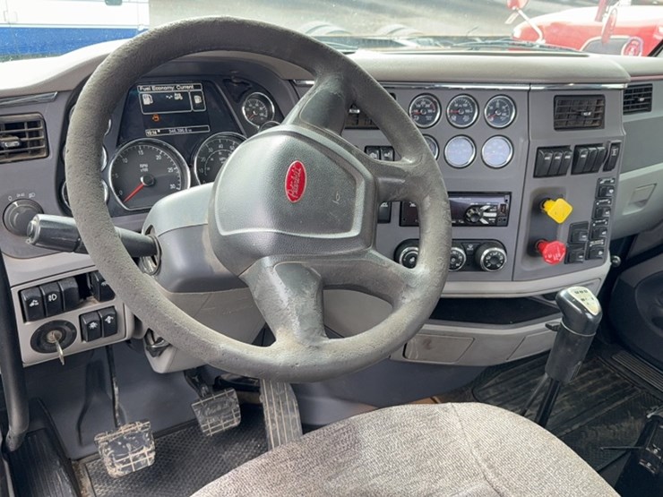 2015-peterbilt-579-image-16