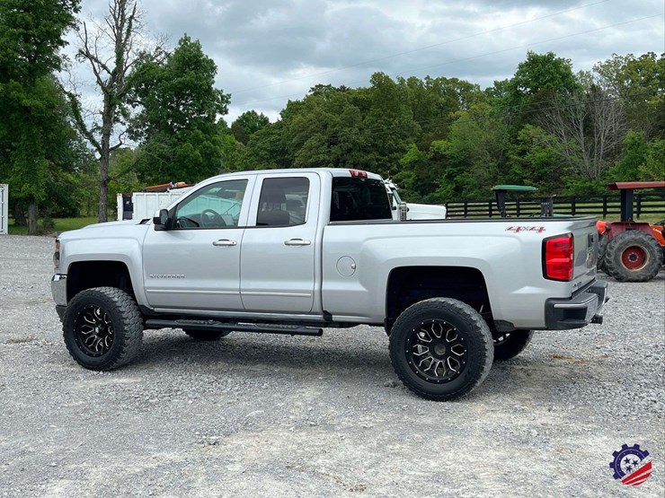 2017-chevrolet-silverado-lt-pickup-truck-image-3